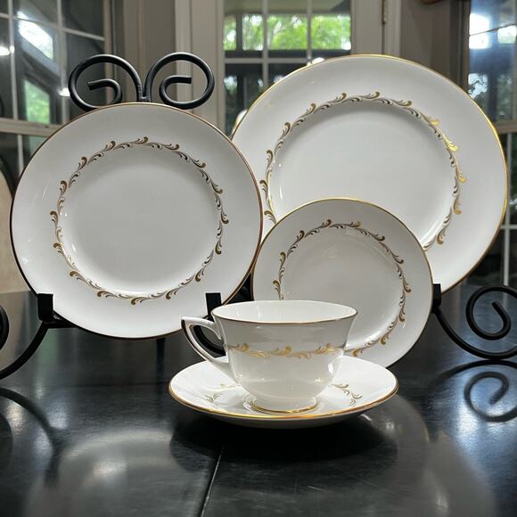 Royal Doulton Rondo H 4935 Bone China 5 Piece Place Setting Vintage Doulton & Co Dinnerware